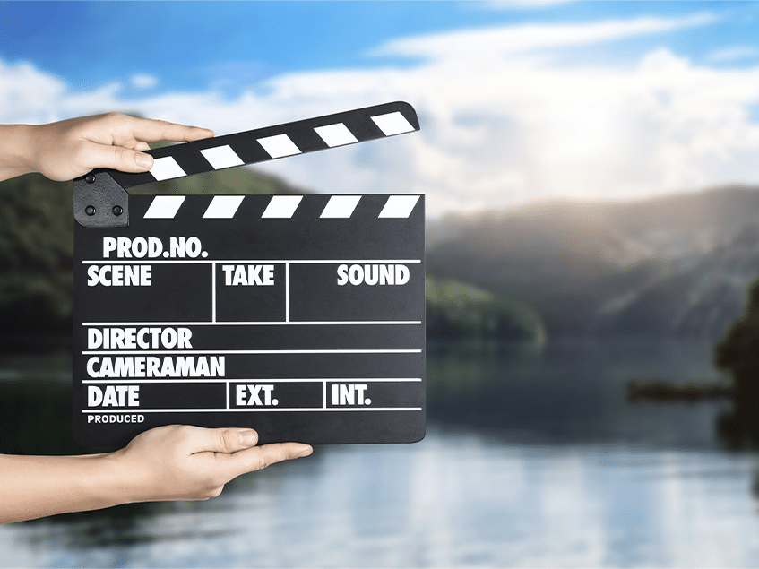 claqueta de cine sobre fondo de bosque